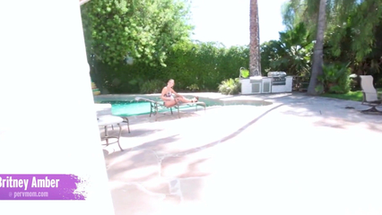 В этой видео подборке зрелые сучки раздвигают ноги у бассейна